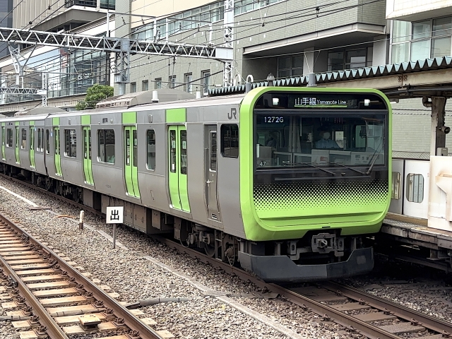 山手線E235系　田町駅