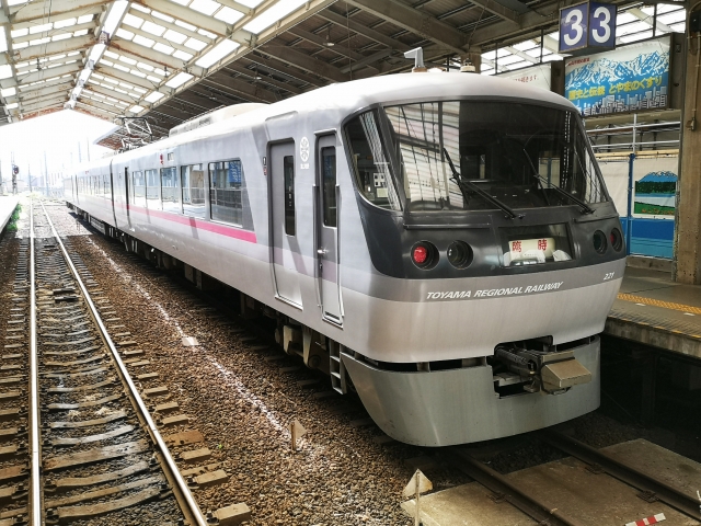 富山地方鉄道レッドアロー