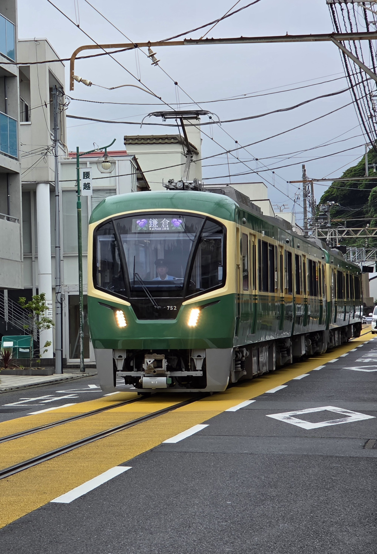 2026年4月19日から運行されている海側がクロスシートとなっている江ノ電700形