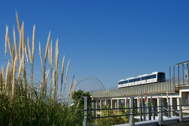 ジブリパークの観覧車とリニモ