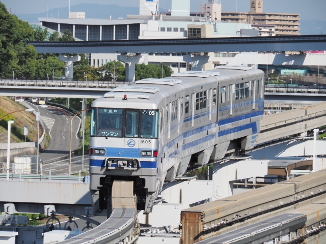 万博記念公園駅から見た大阪モノレール