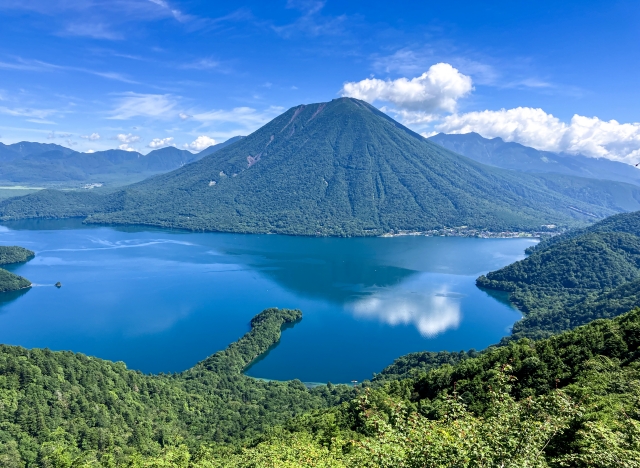 中禅寺湖と男体山