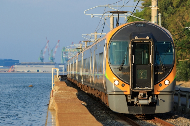 夕刻の見立海岸を行く特急「しおかぜ」