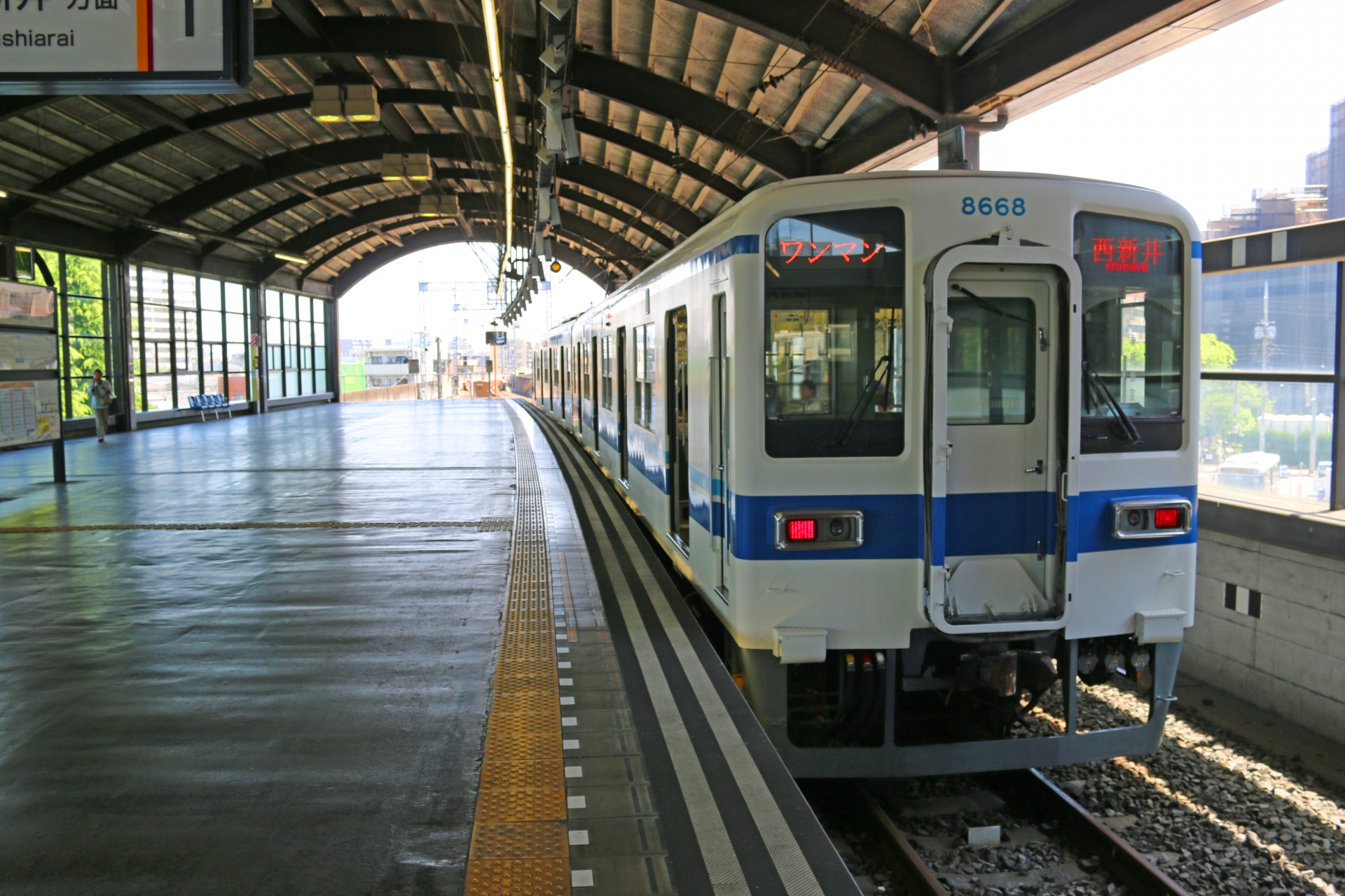 大師前駅に停車中の車両