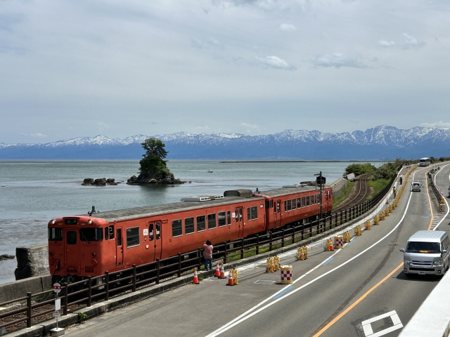 富山・立山連峰と雨晴海岸と氷見線