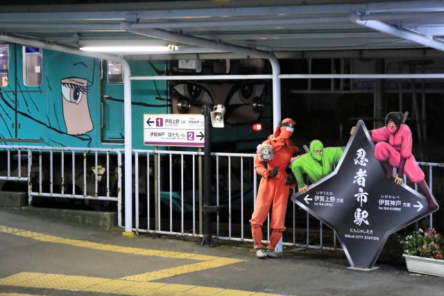 忍者市駅の里を走る伊賀鉄道