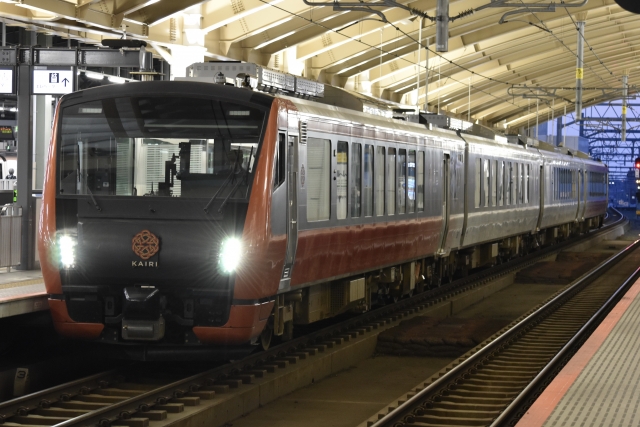 新潟駅　HB-E300系（海里）