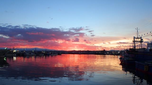 館鼻漁港　朝日