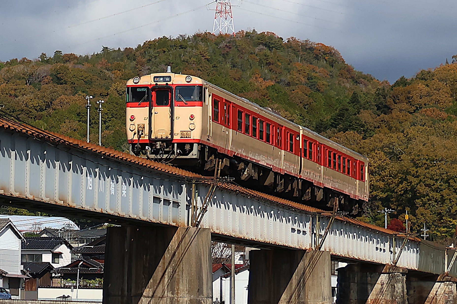 懐かしい国鉄色の気動車で春旅へ 「みまさかスローライフ列車」2026年5 