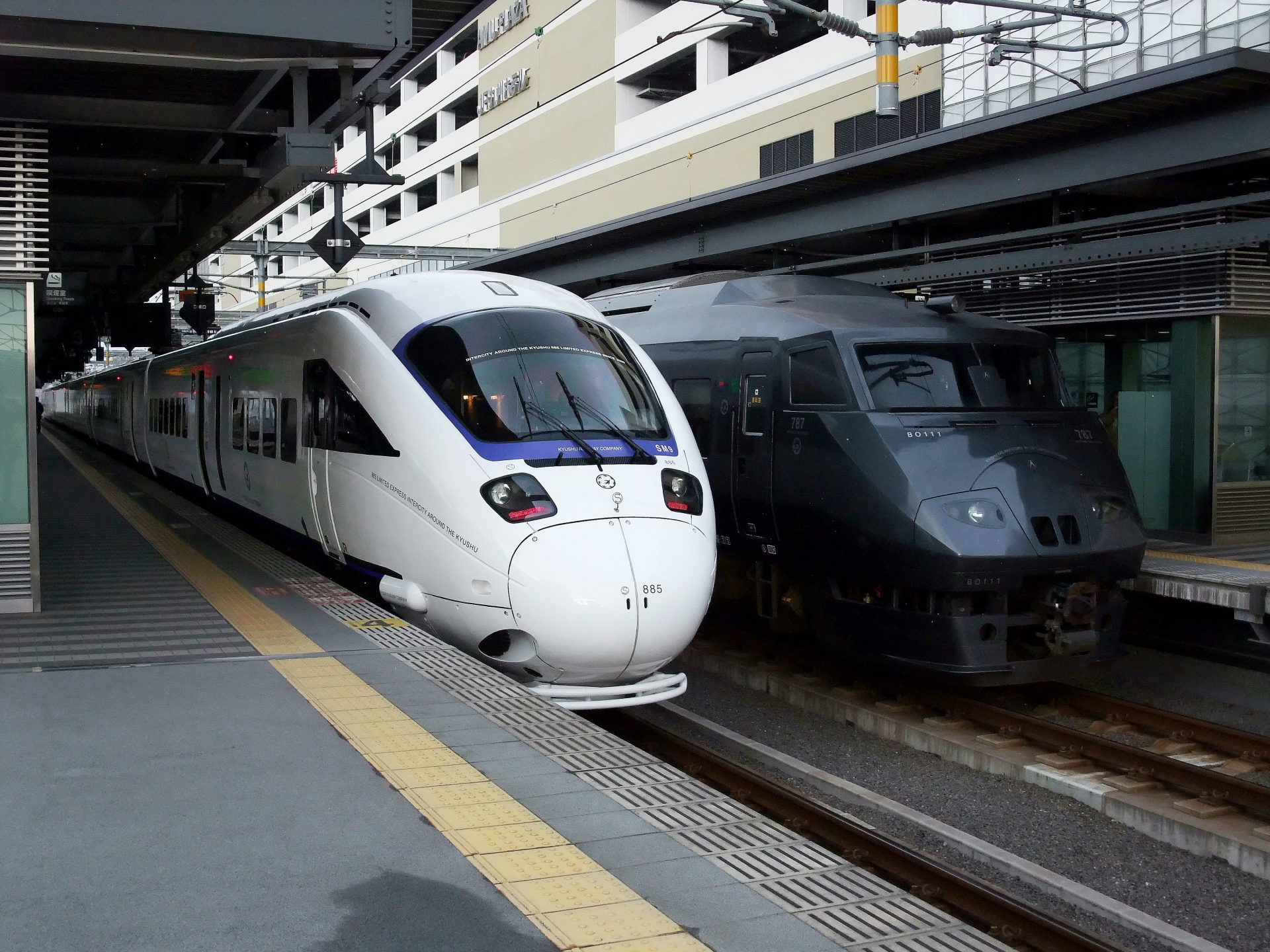 JR九州885系・787系 特急電車（大分駅）