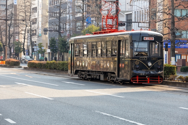 岡山電気軌道の3000形路面電車「KURO」