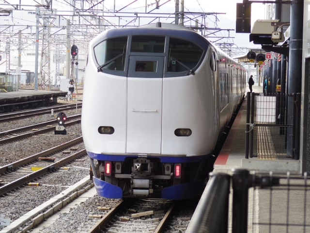 京都駅30番のりばに停車している関空特急「はるか」