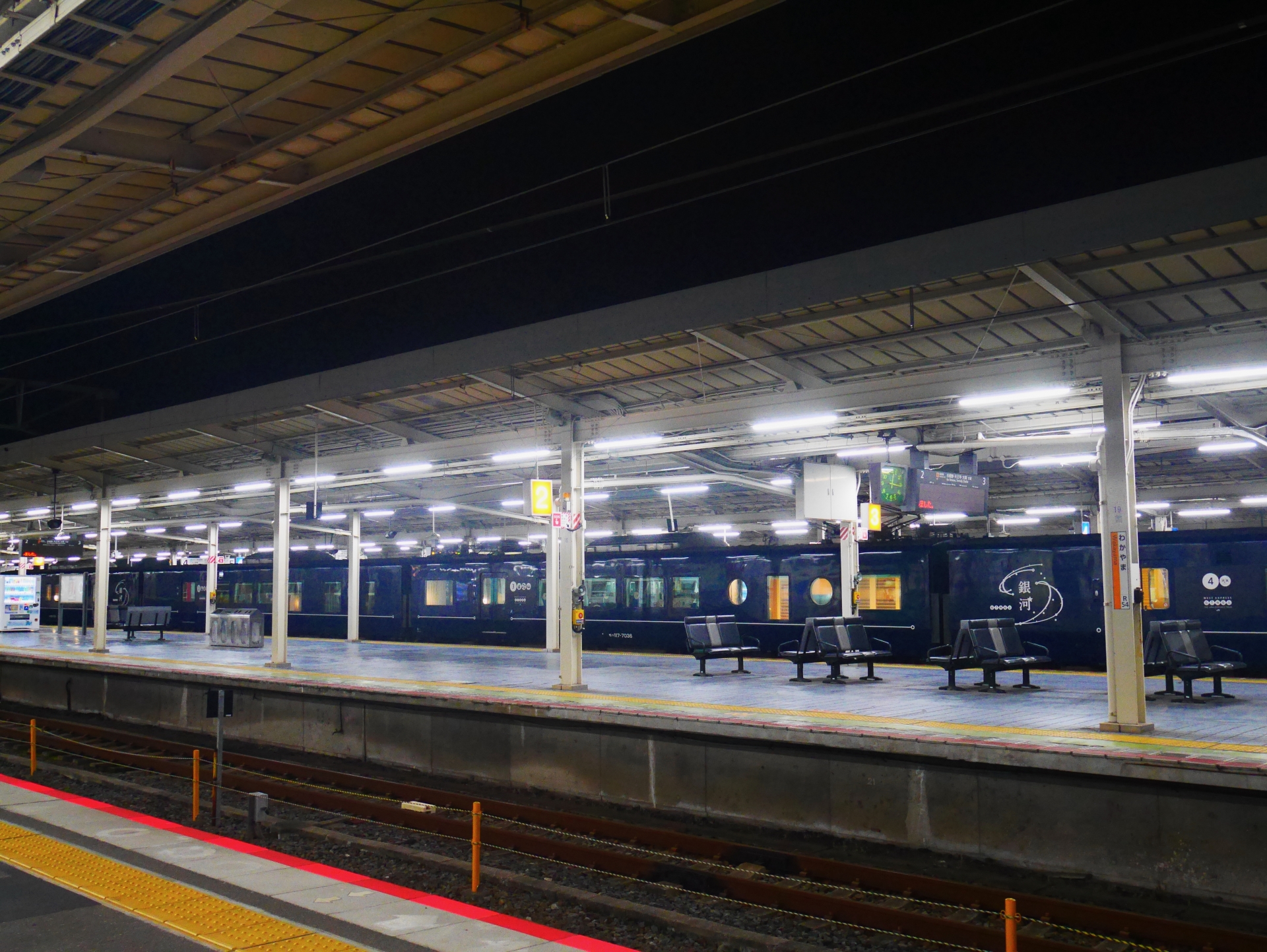 和歌山駅に停車中のEXPRESS銀河