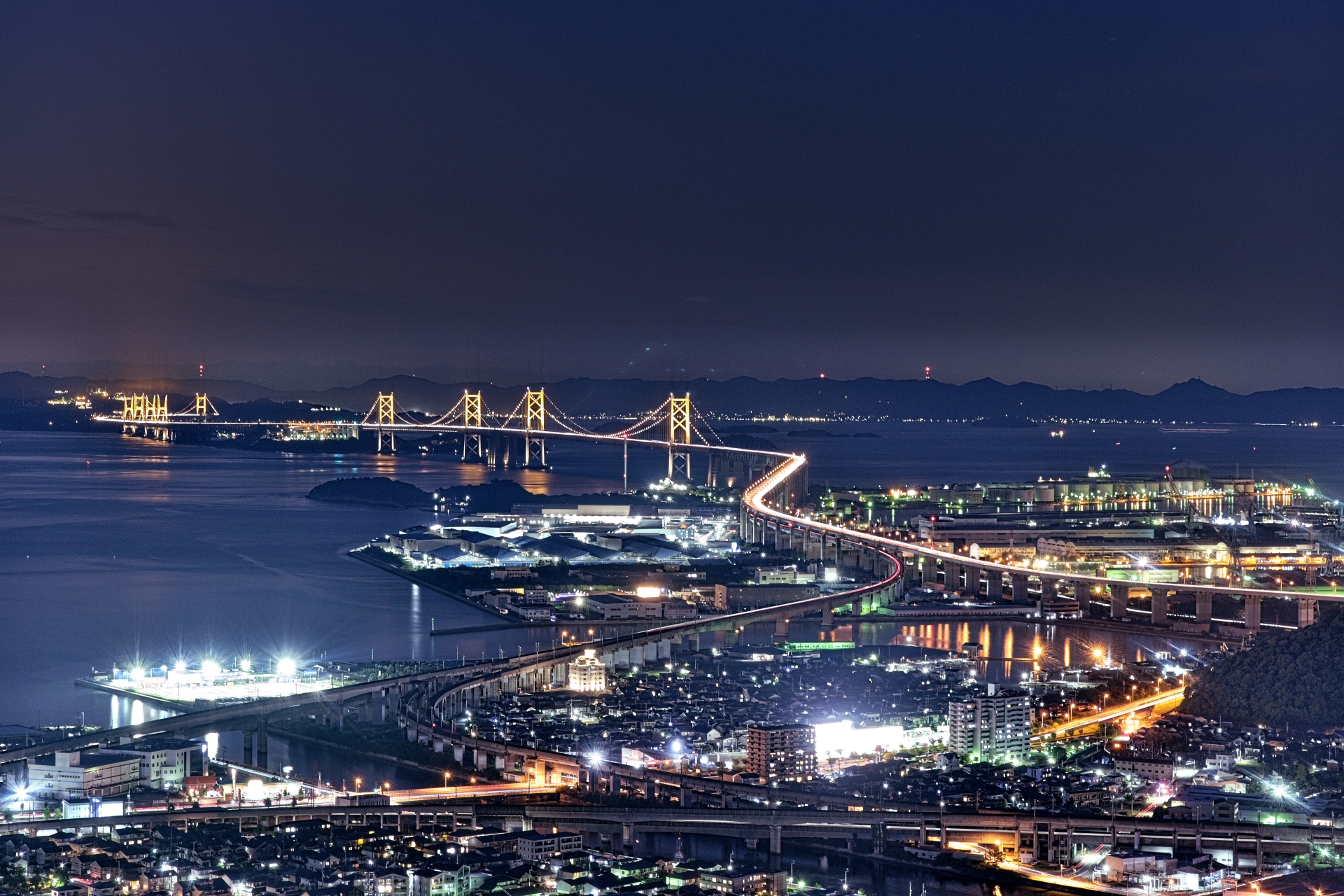 夜の瀬戸大橋（四国側）