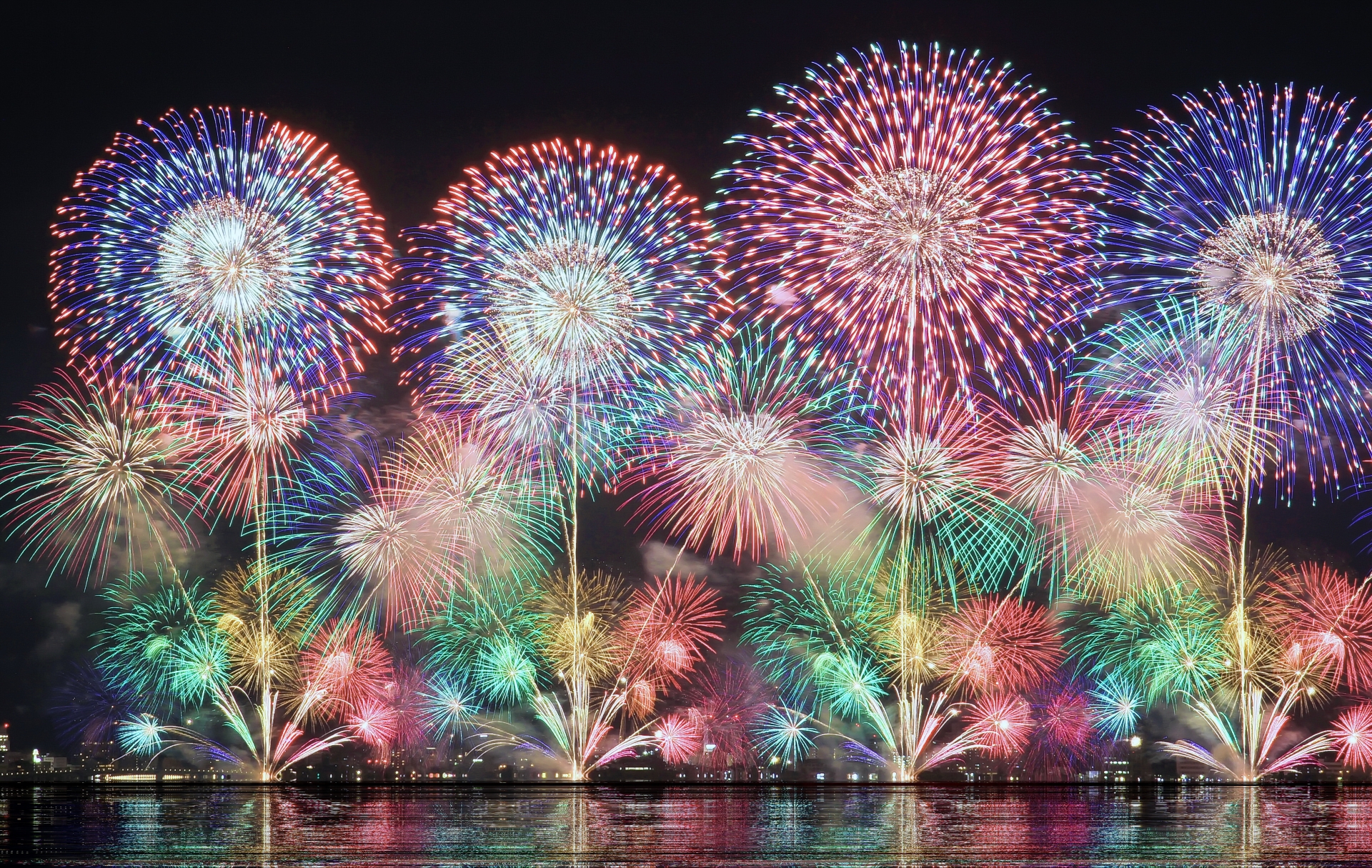 夜空を彩る打ち上げ花火（松江水郷祭）