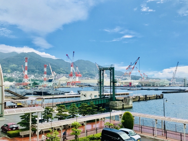 広島県呉市の港とクレーン