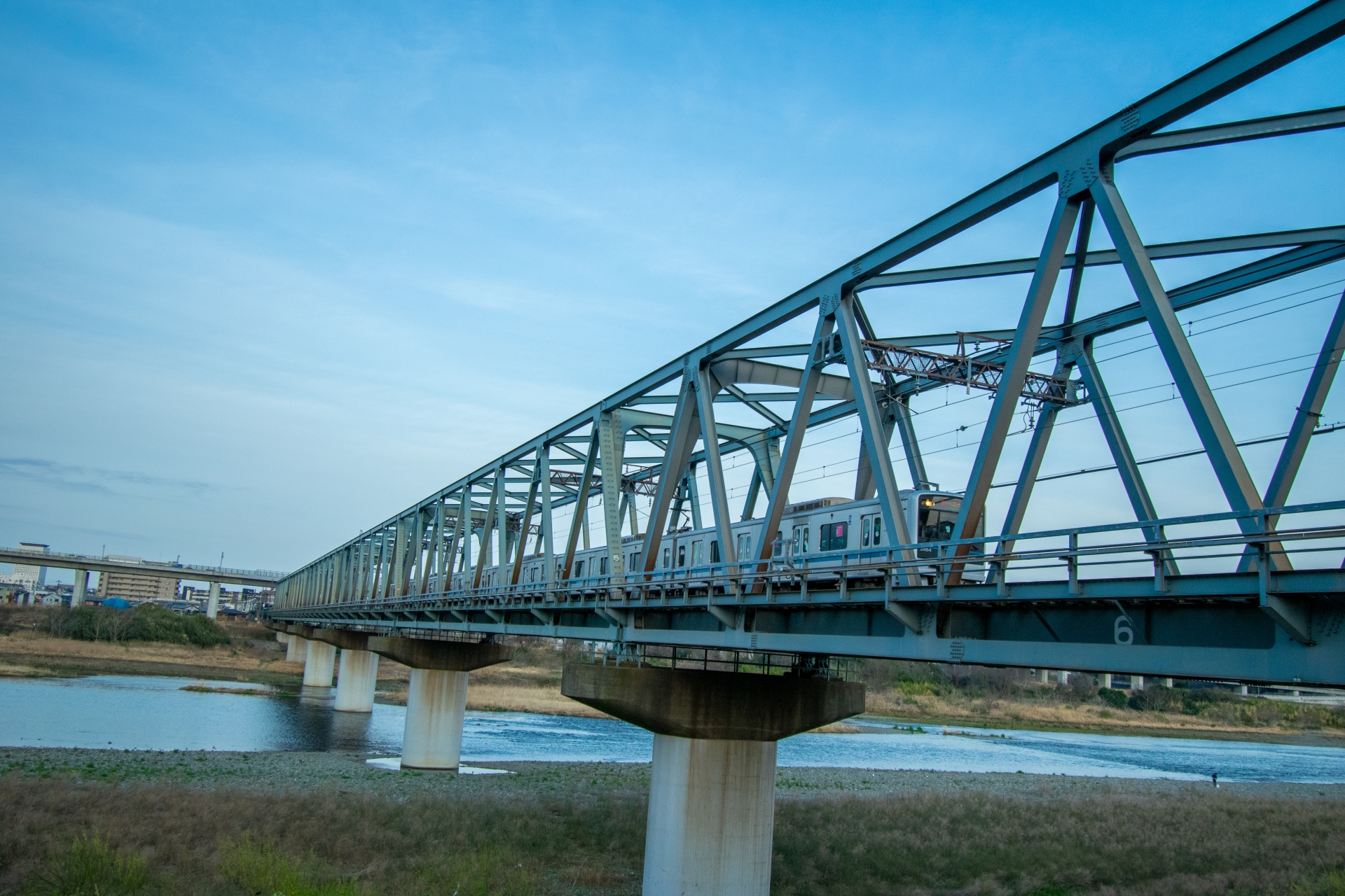 橋を渡る小田急線