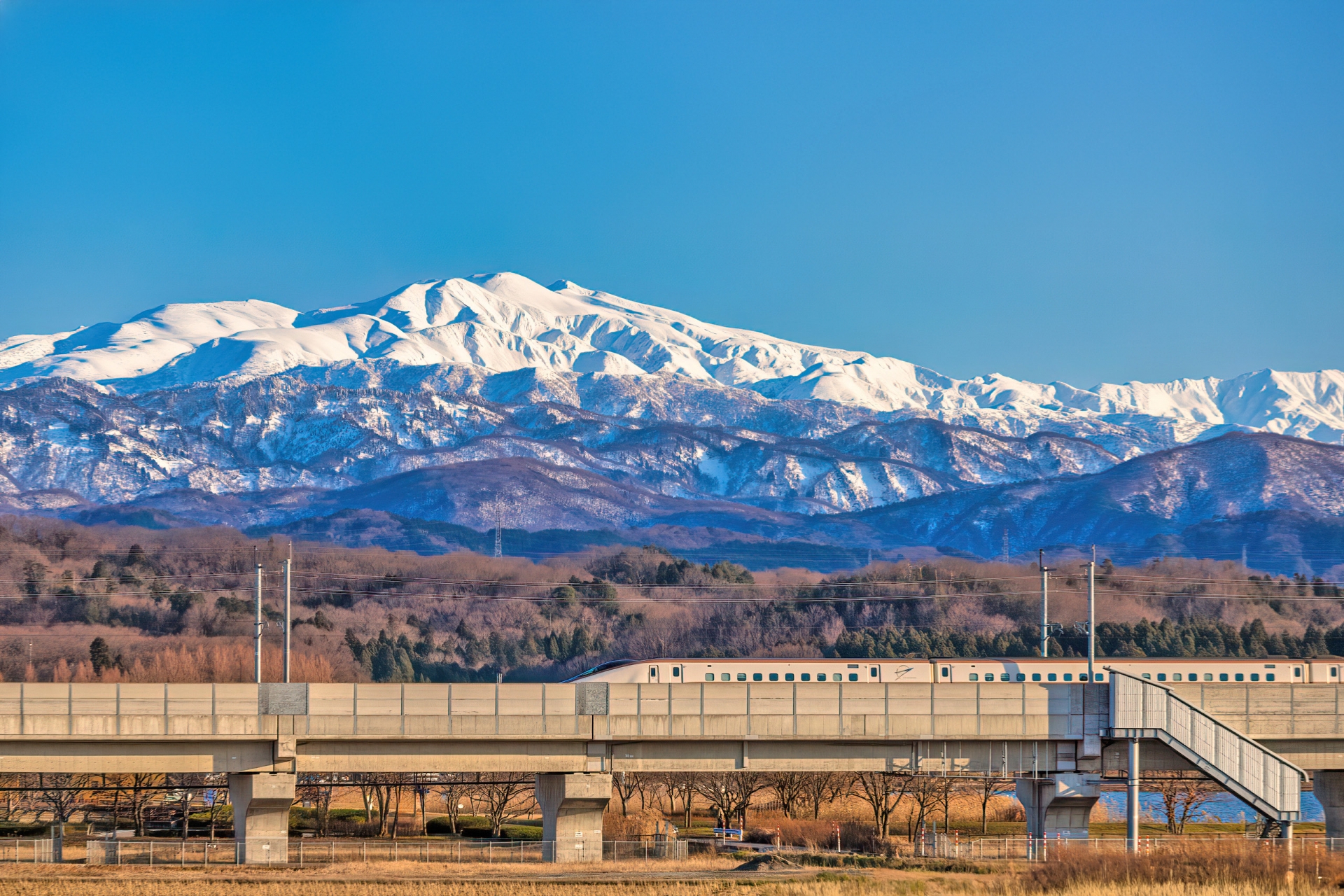 白山を背に走る北陸新幹線