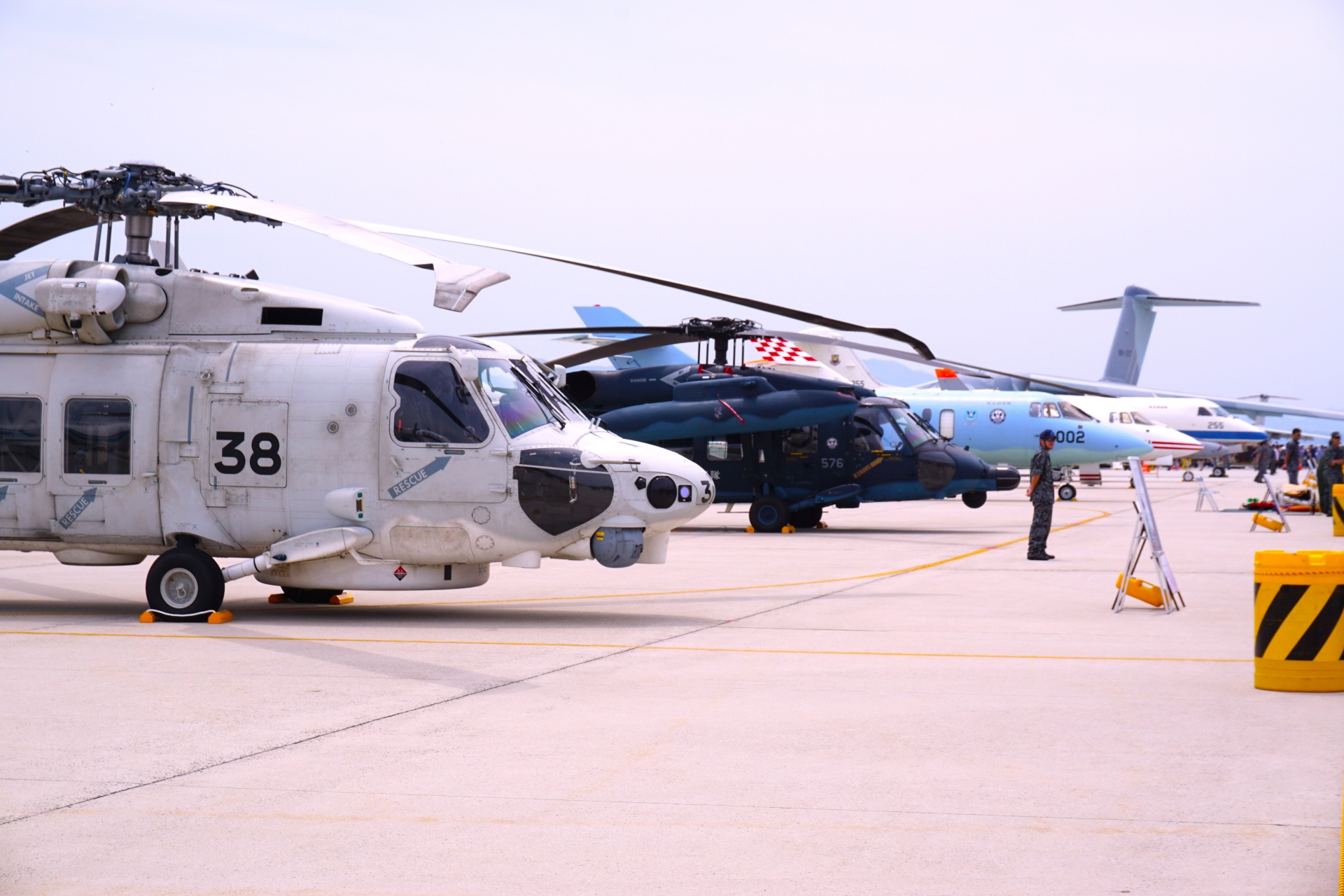 美保基地の一般公開で並ぶヘリコプター