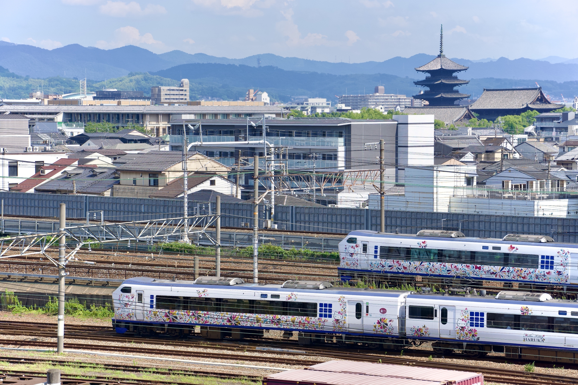 関空特急はるかと東寺の五重塔