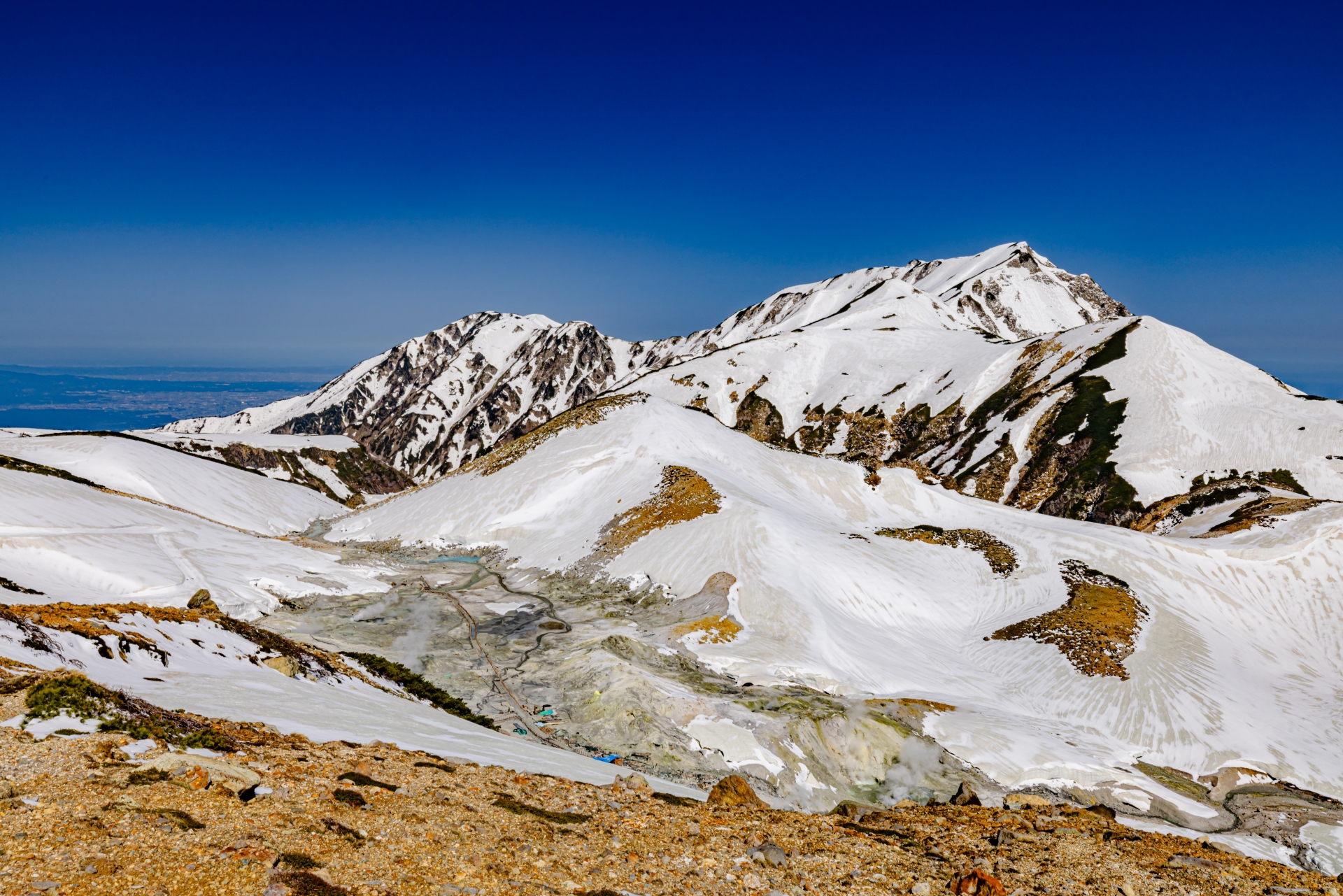 雪が残る室堂から望む風景