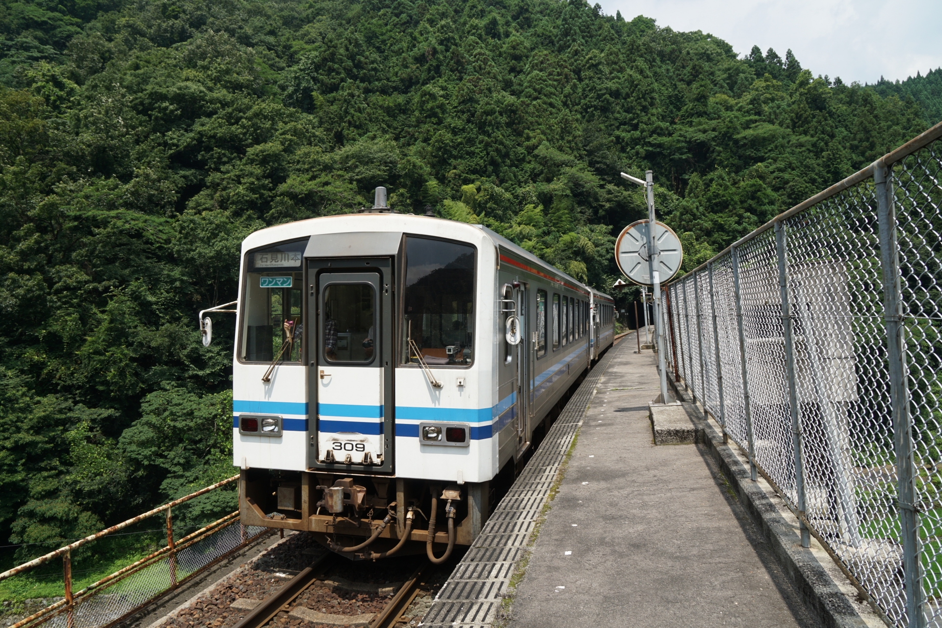 ＪＲ三江線の宇都井駅に入線する普通列車