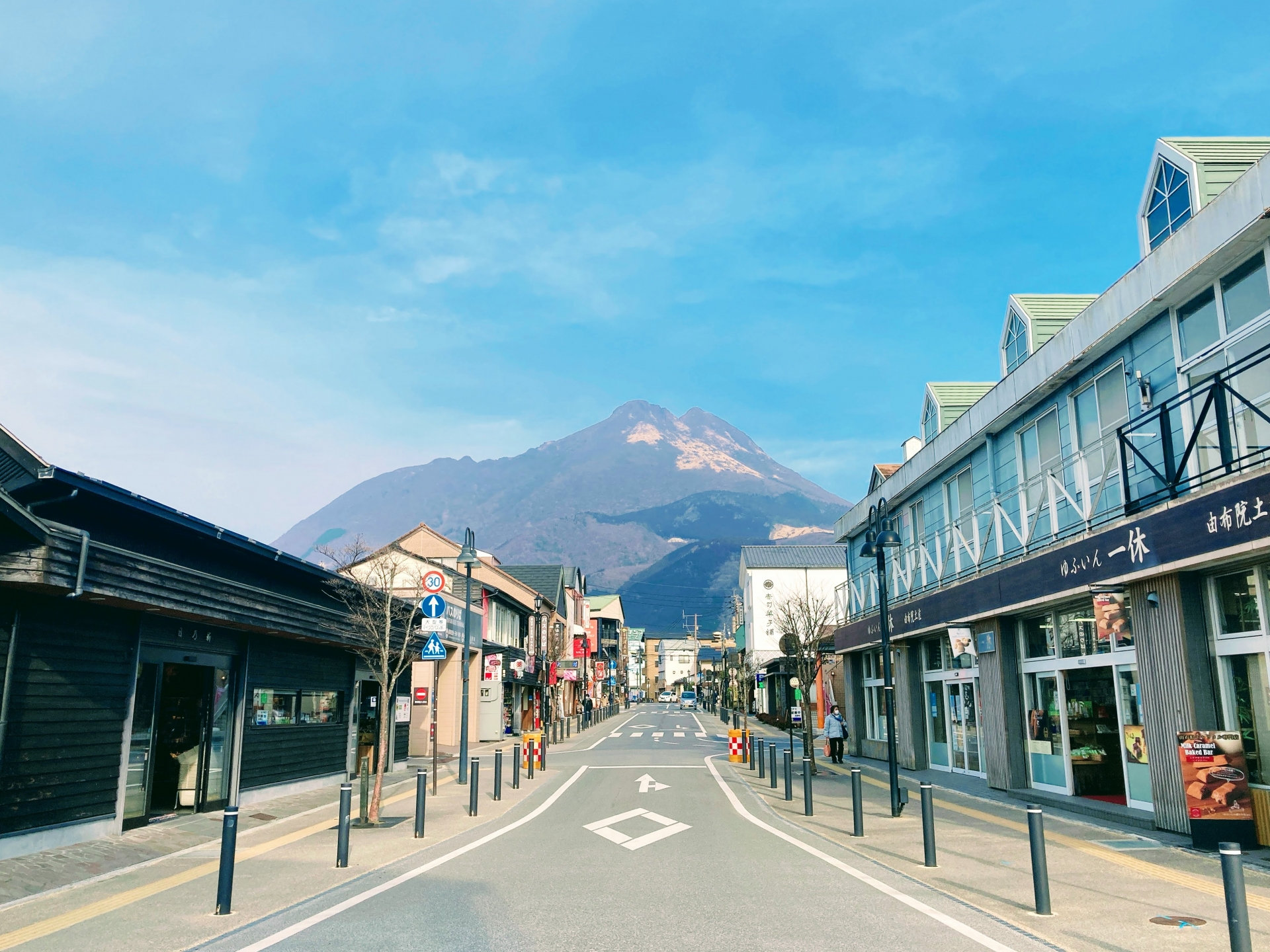 ゆふいん駅前から見える由布岳と街道