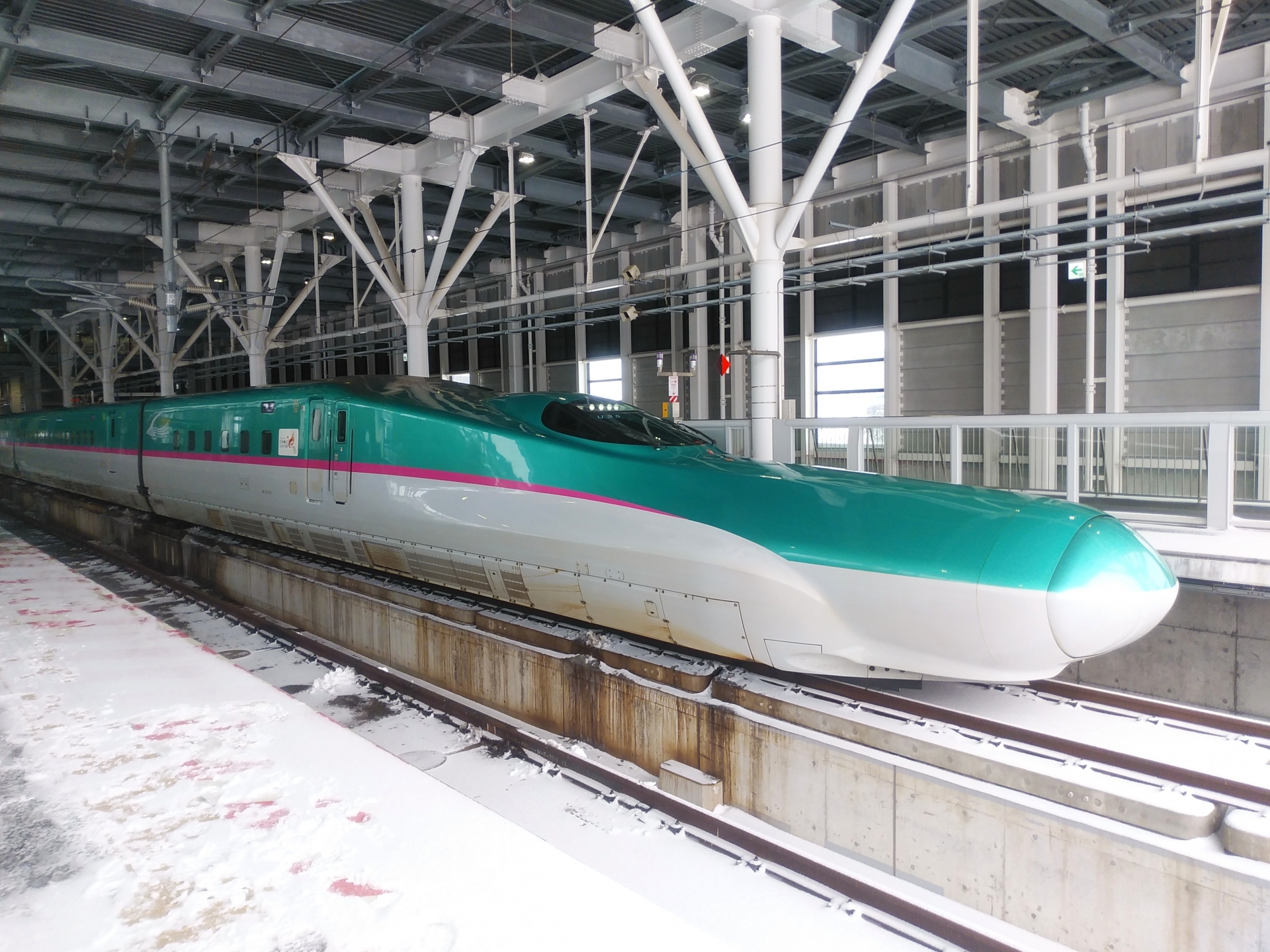 新函館北斗駅に到着したＥ５系新幹線電車