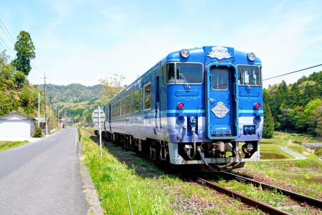 木次線を走行する観光列車「あめつち」