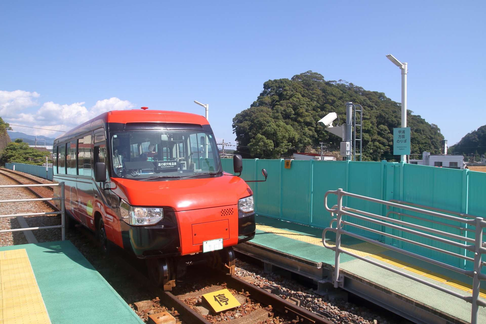 海部駅に停車するDMV
