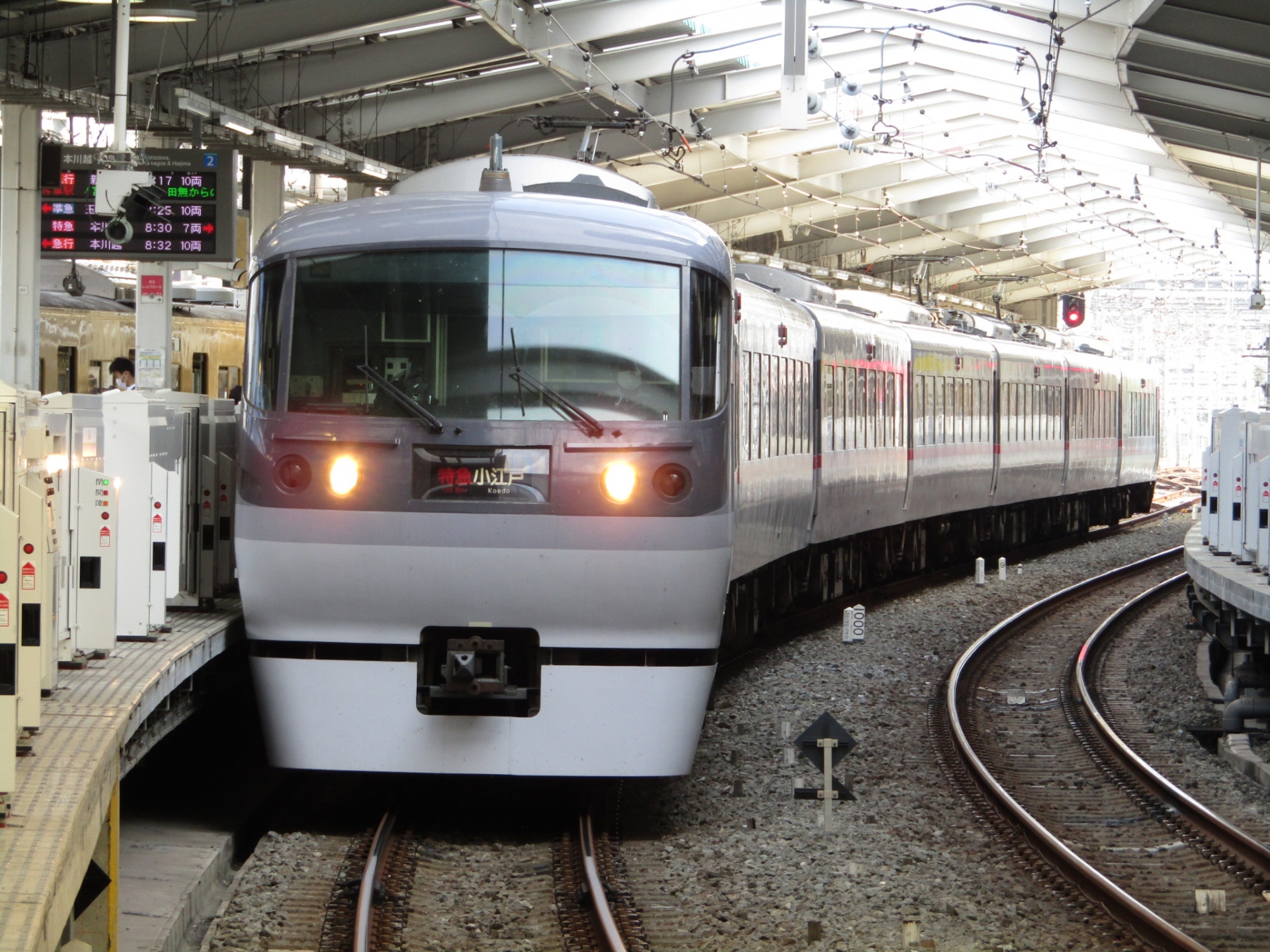 西武10000系レッドアロー　西武新宿駅