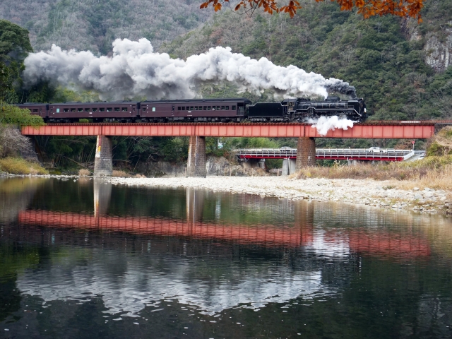 長門峡橋梁を渡るSLやまぐち号