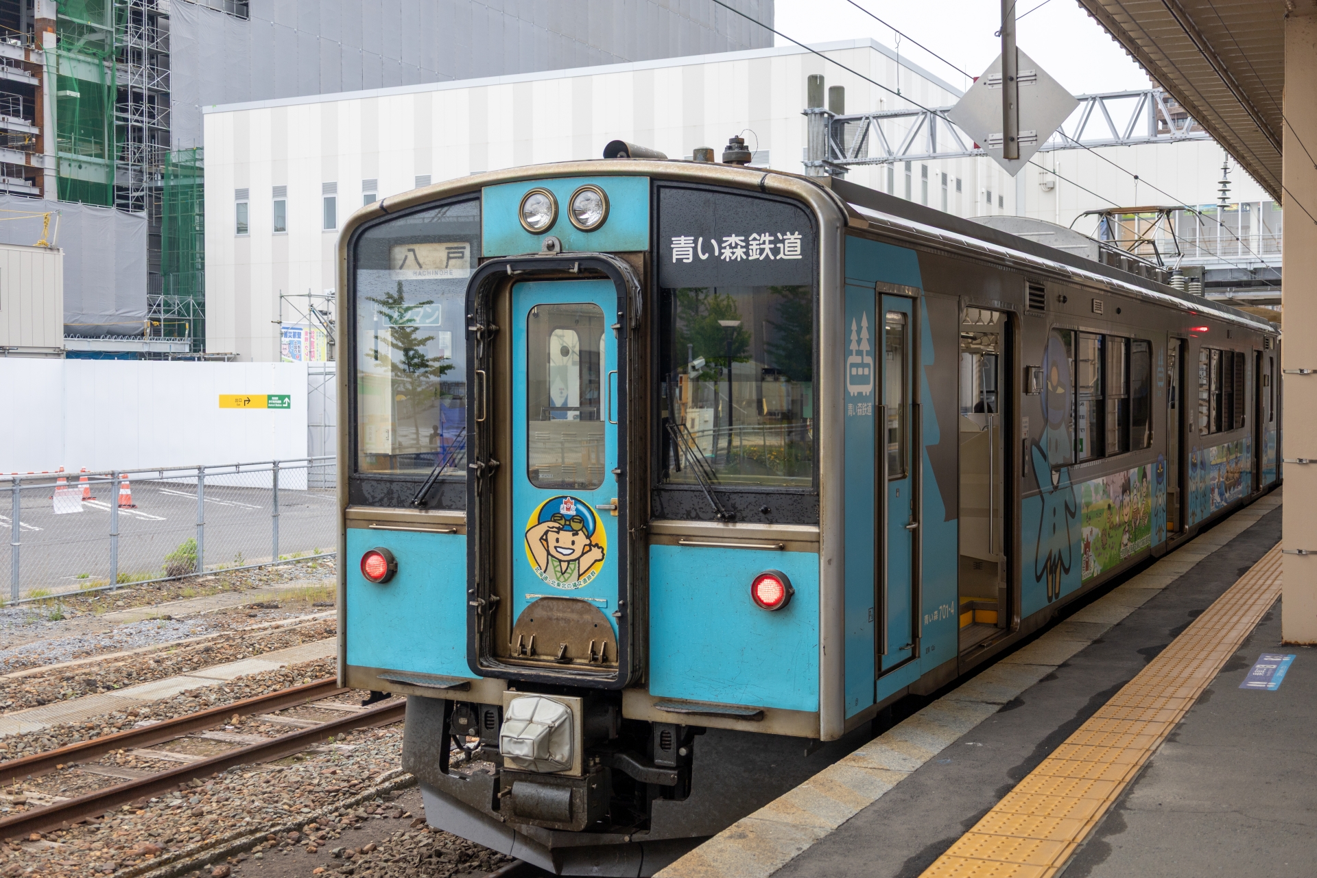 青い森鉄道車両701系と青森駅