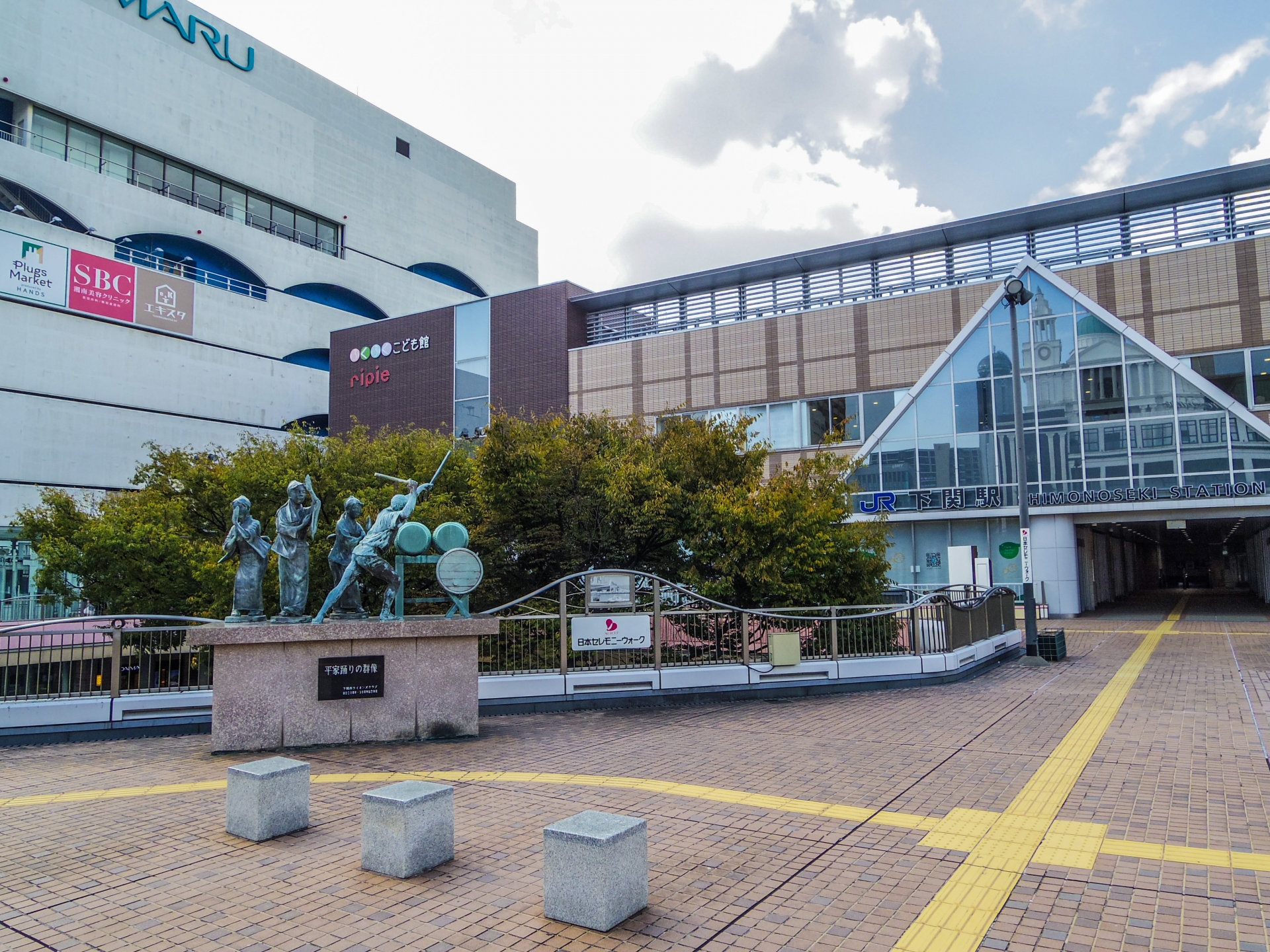 下関駅エキマチ広場