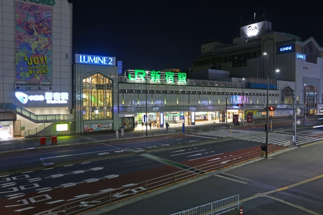 夜の新宿駅　南口