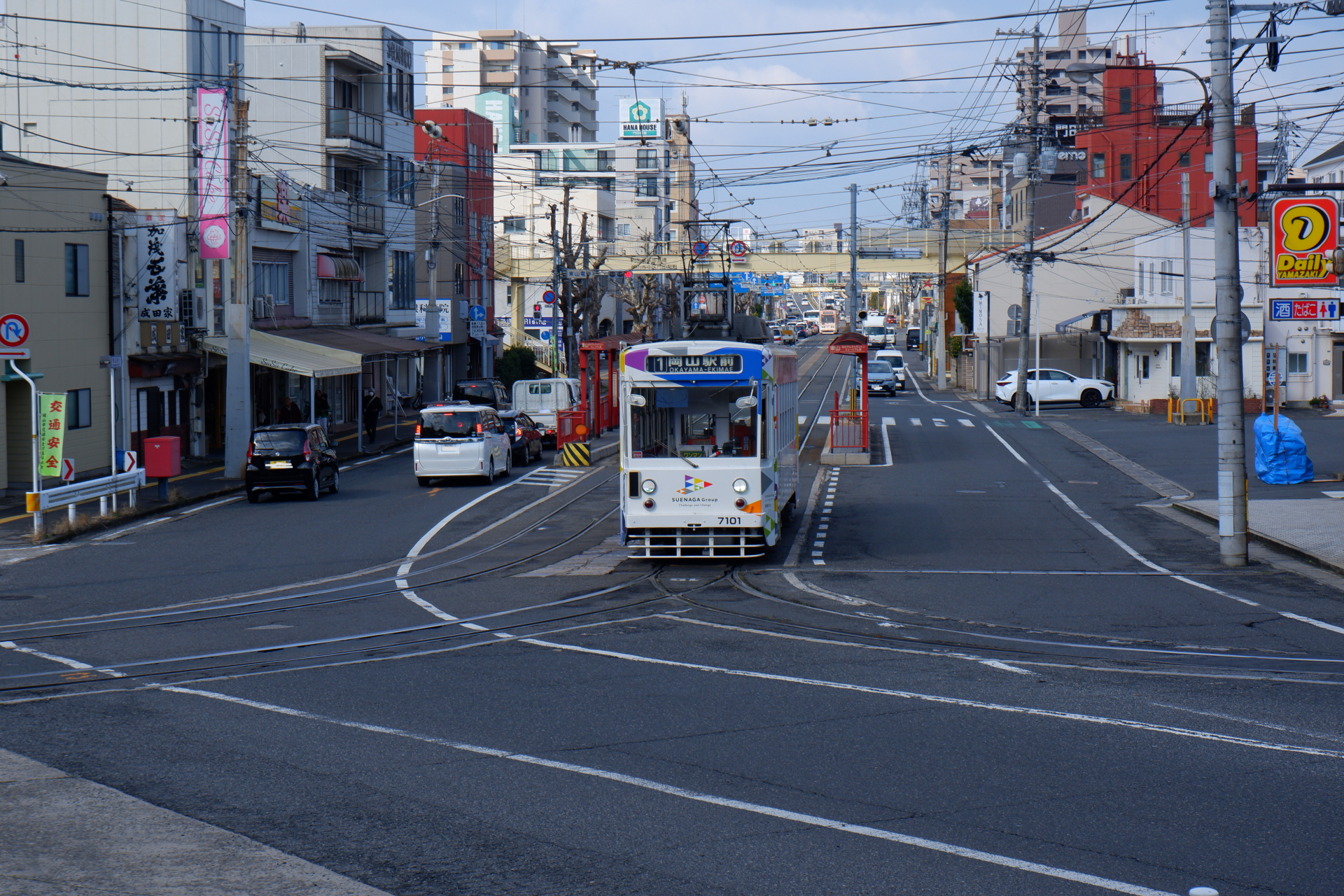東山停留所に停車中の岡電の路面電車