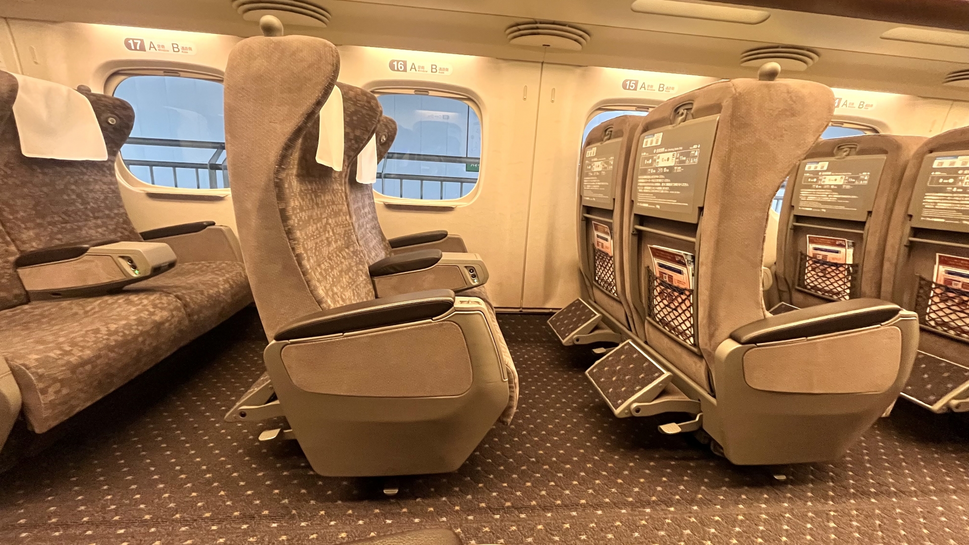 東海道新幹線N700Aのグリーン車座席