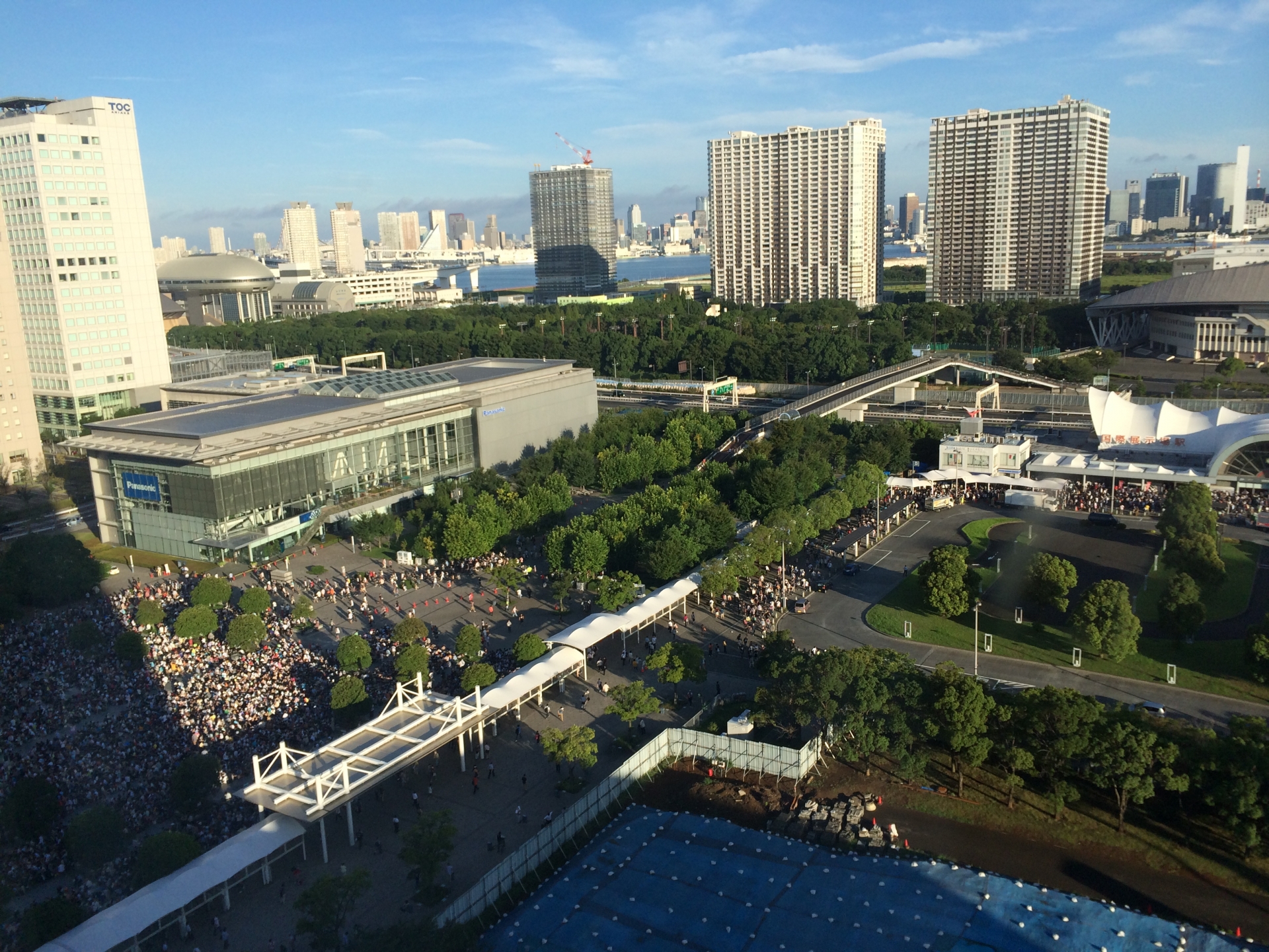 コミケ当日の朝の国際展示場駅前