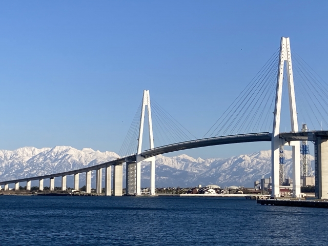新湊大橋と白銀の立山連峰