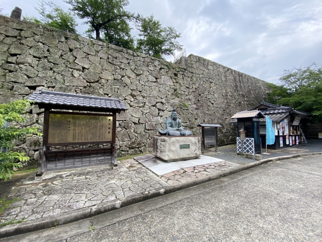 津山城　鶴山公園入口前