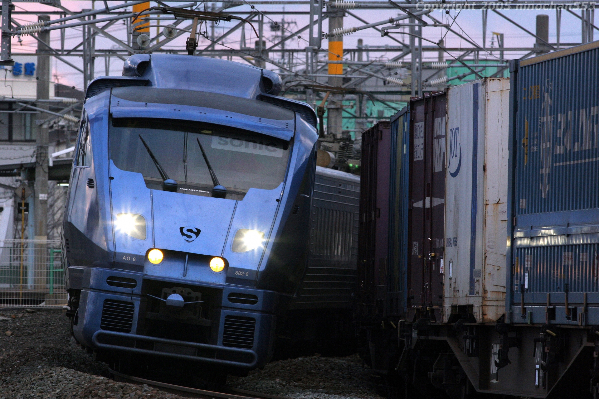 貨物列車を追い越す883系特急「ソニック」