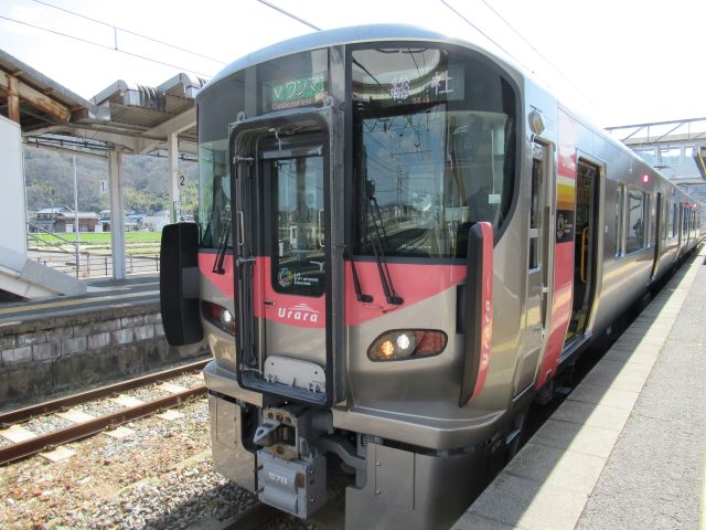 霜取り用にパンタグラフが2つある227系H編成