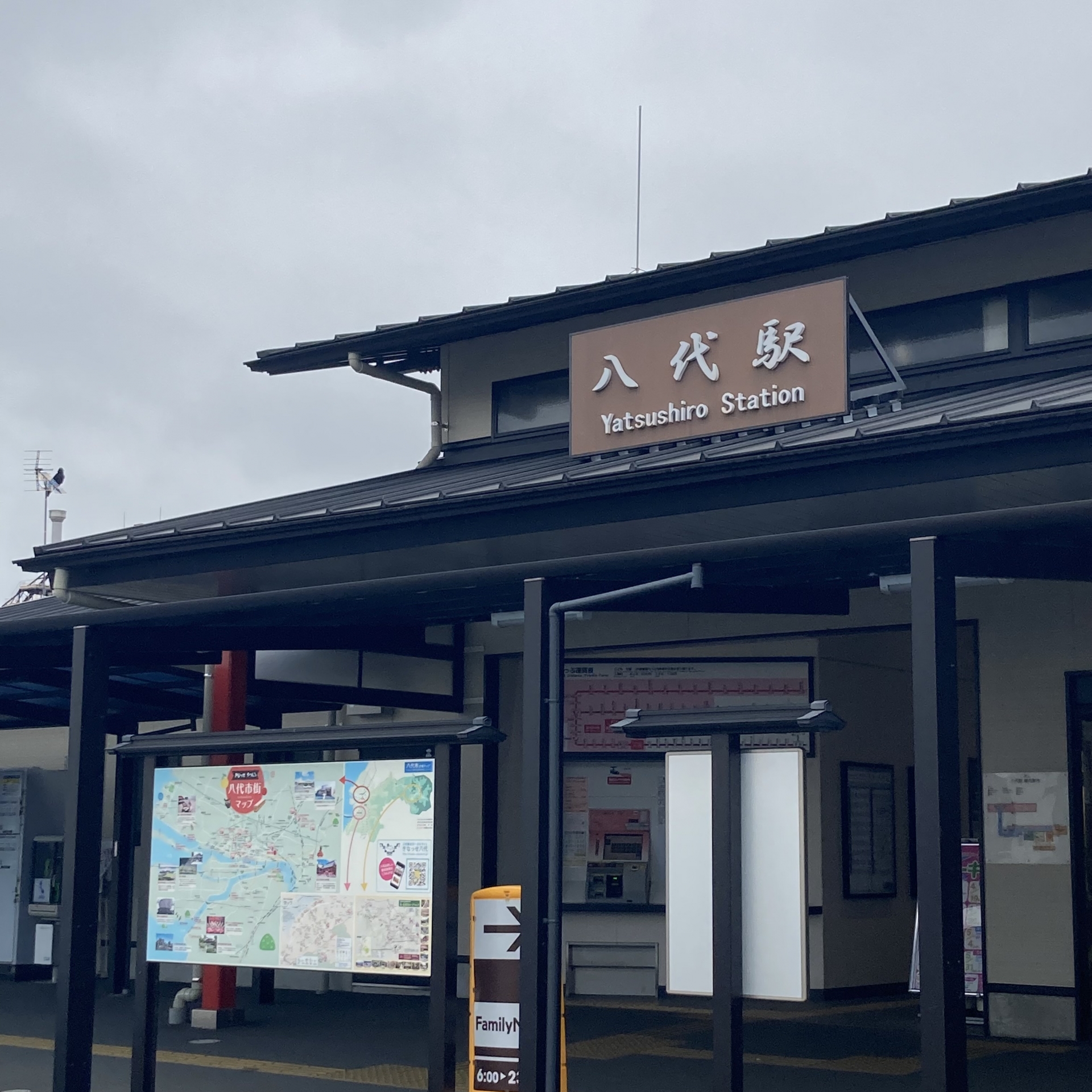 8月26日から運転される代行バスの発車する八代駅