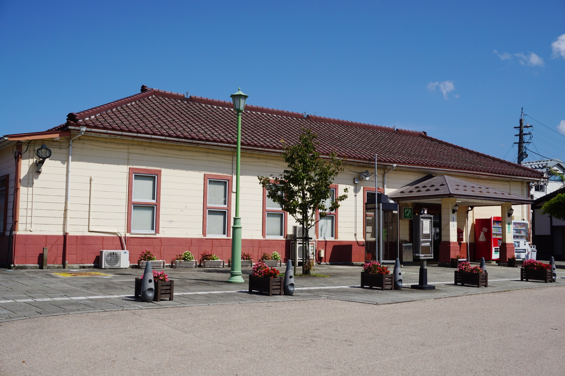 「おわら風の盆」の会場の最寄り駅となるJR高山本線（越中八尾駅）