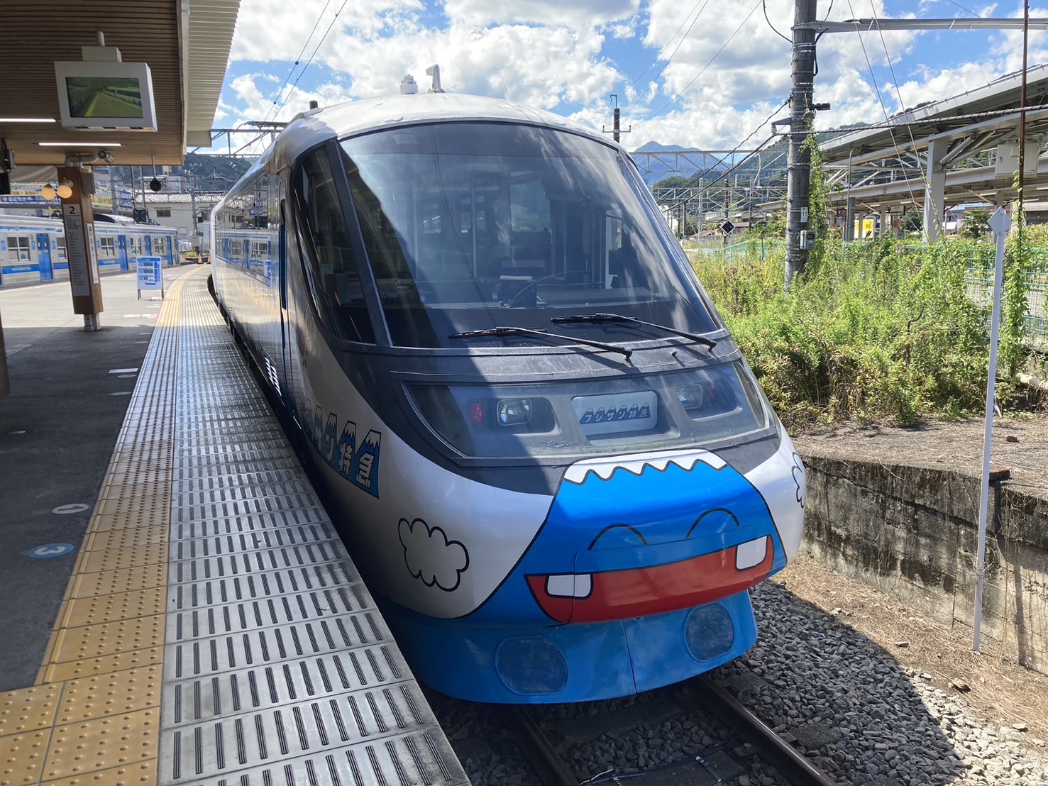「フジサン特急93号・94号」に使用される富士急行2000系