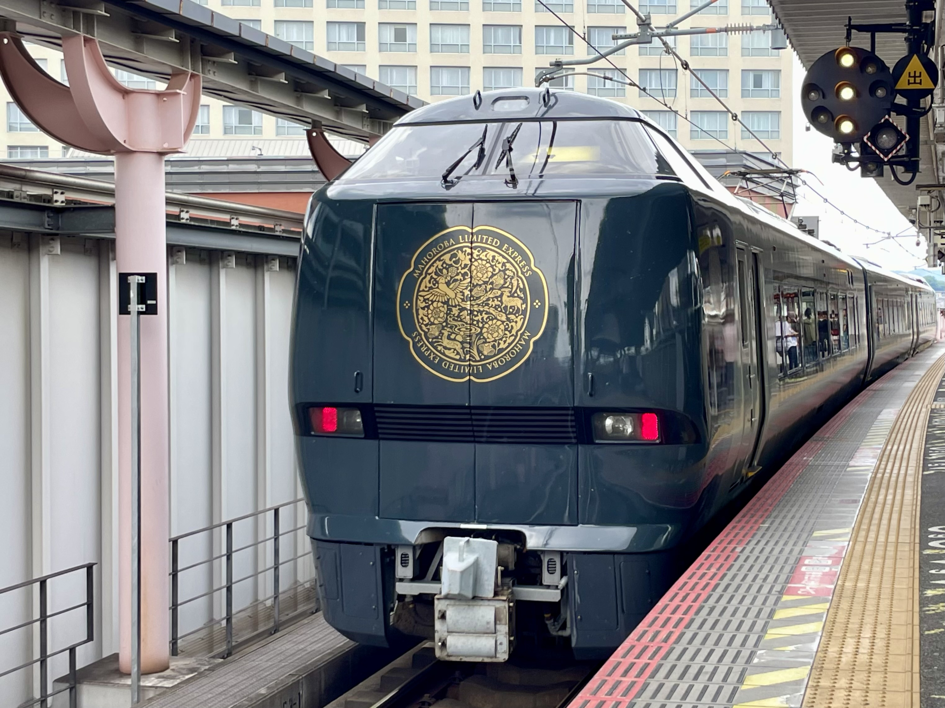 「海獣葡萄鏡」のレプリカが展示される683系「悠久」編成　JR奈良駅