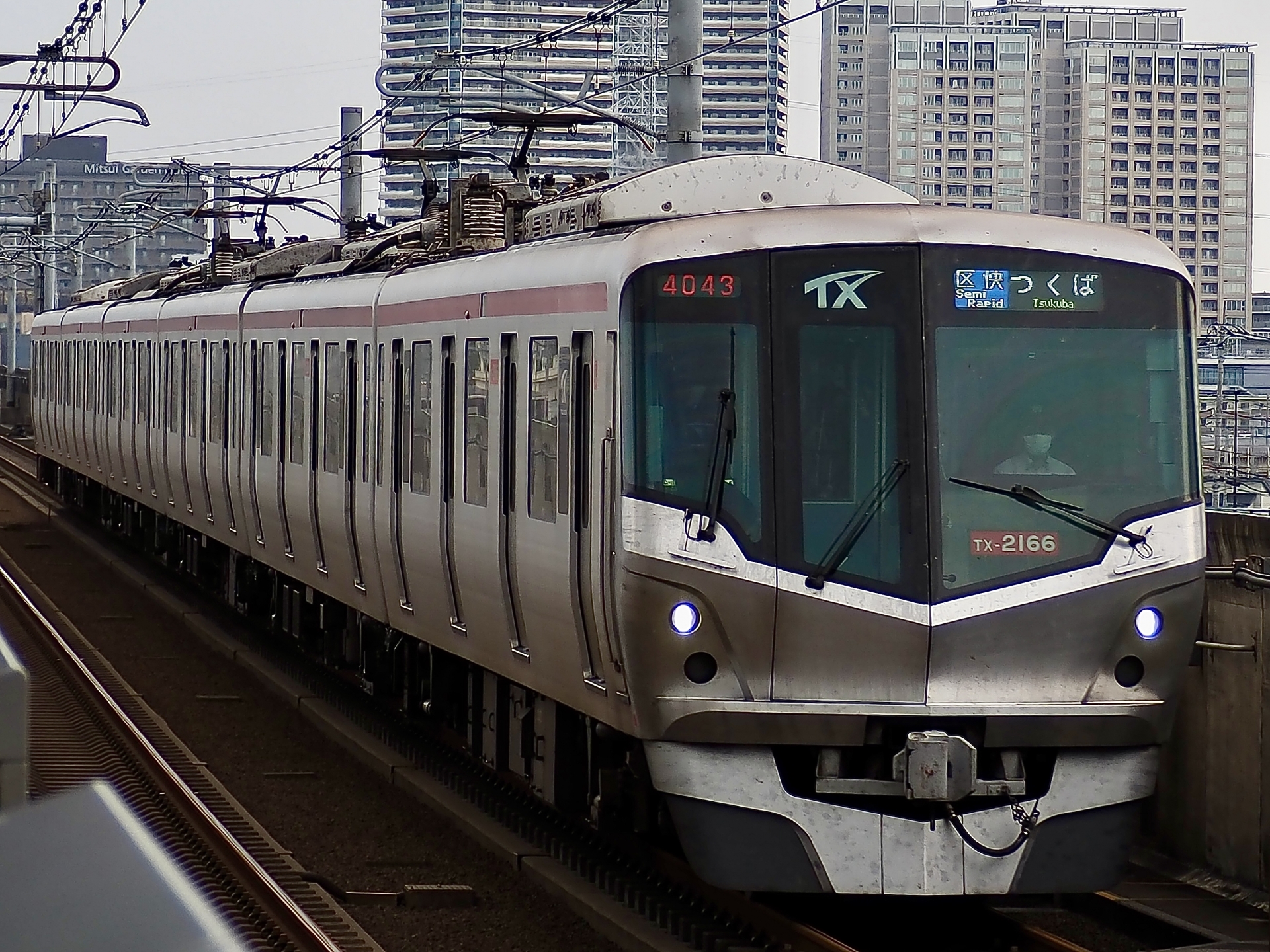 交流区間で使用される交直両用電車つくばエクスプレス2000系　区間快速列車