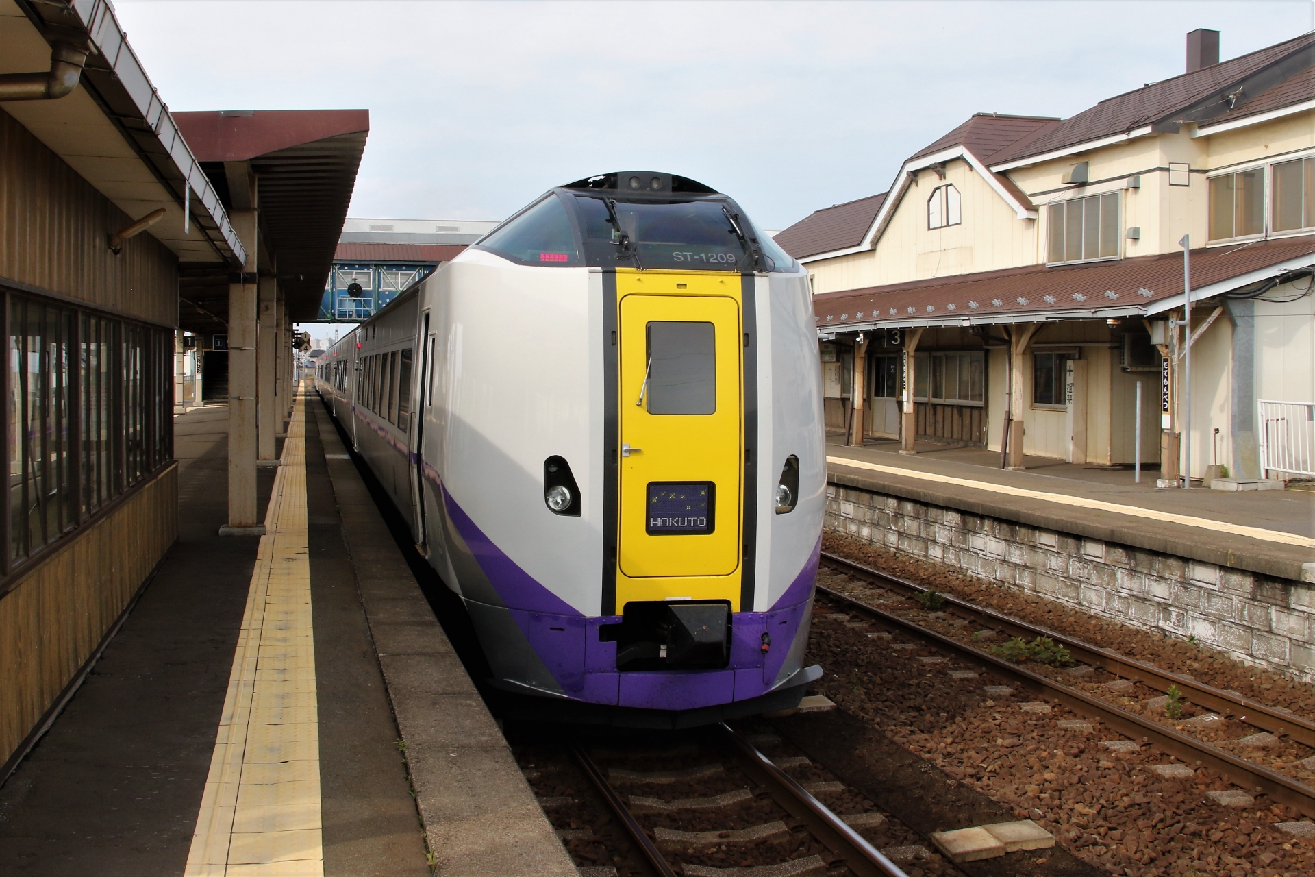 キハ281系特急「北斗」伊達紋別駅