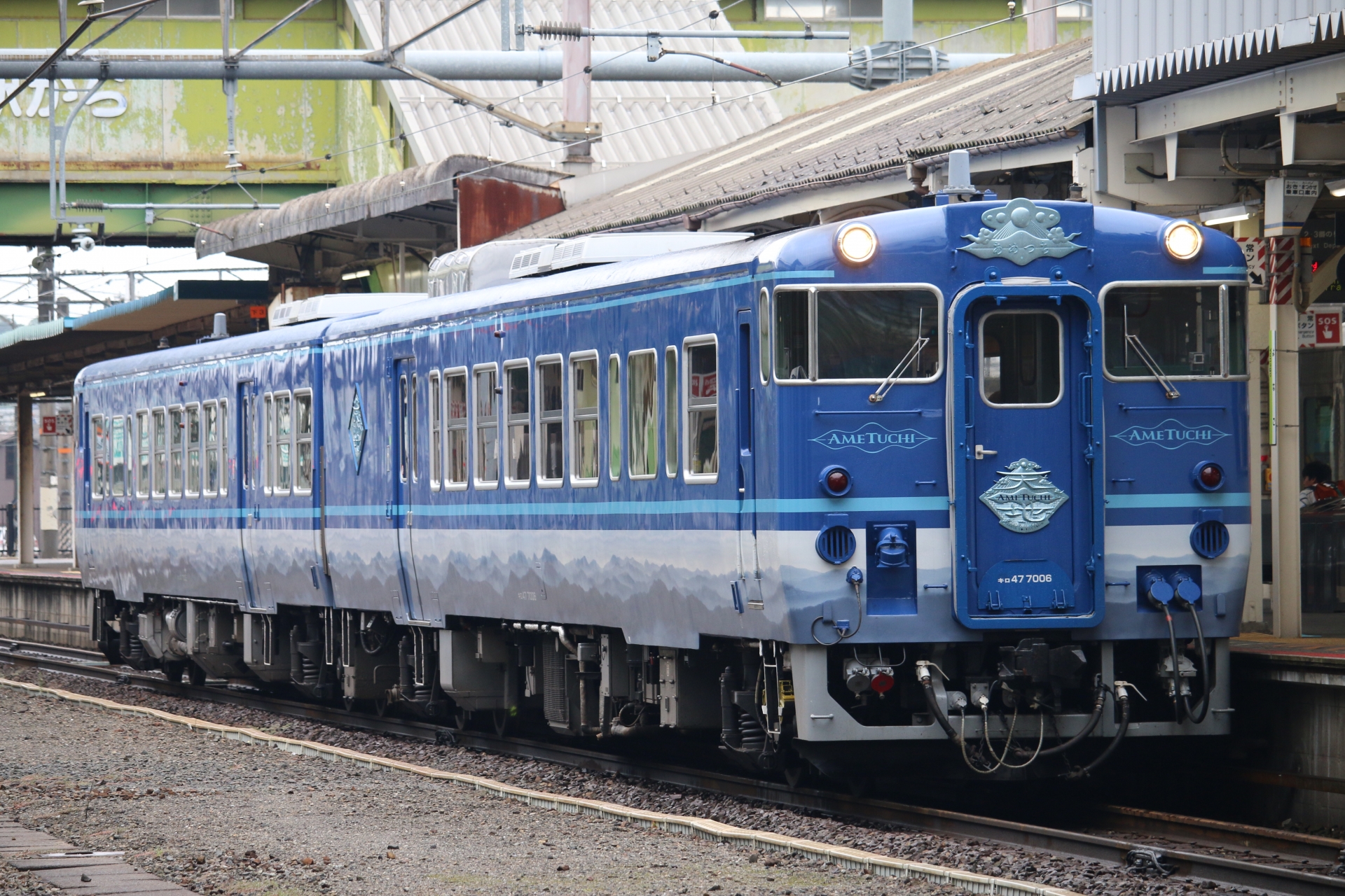 キハ47系気動車を改造した観光列車「あめつち」