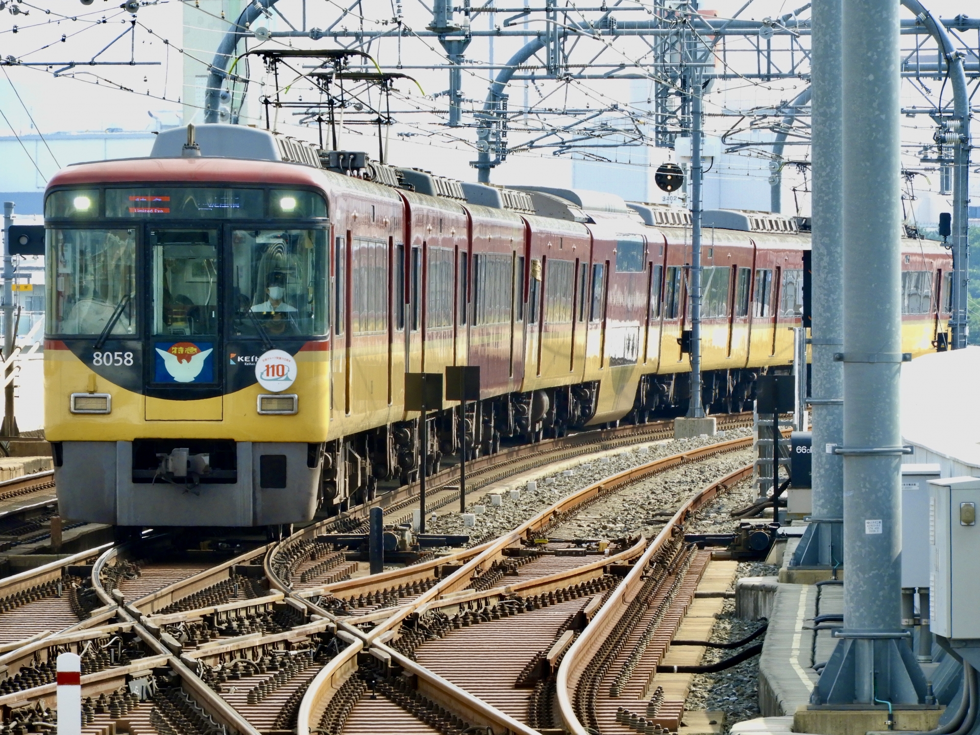 プレミアムカーが連結されている京阪8000系特急列車